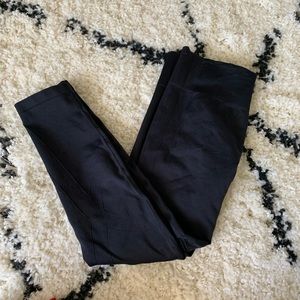 • U A  L E G G I N G S •